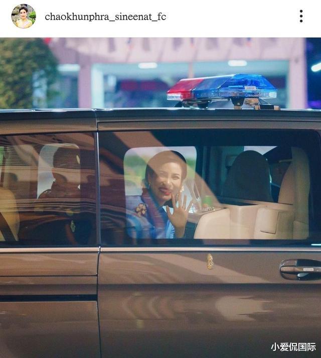 诗妮娜|诗妮娜新年首秀,穿蓝衣大红嘴唇抢镜,男性侍从与她坐一排