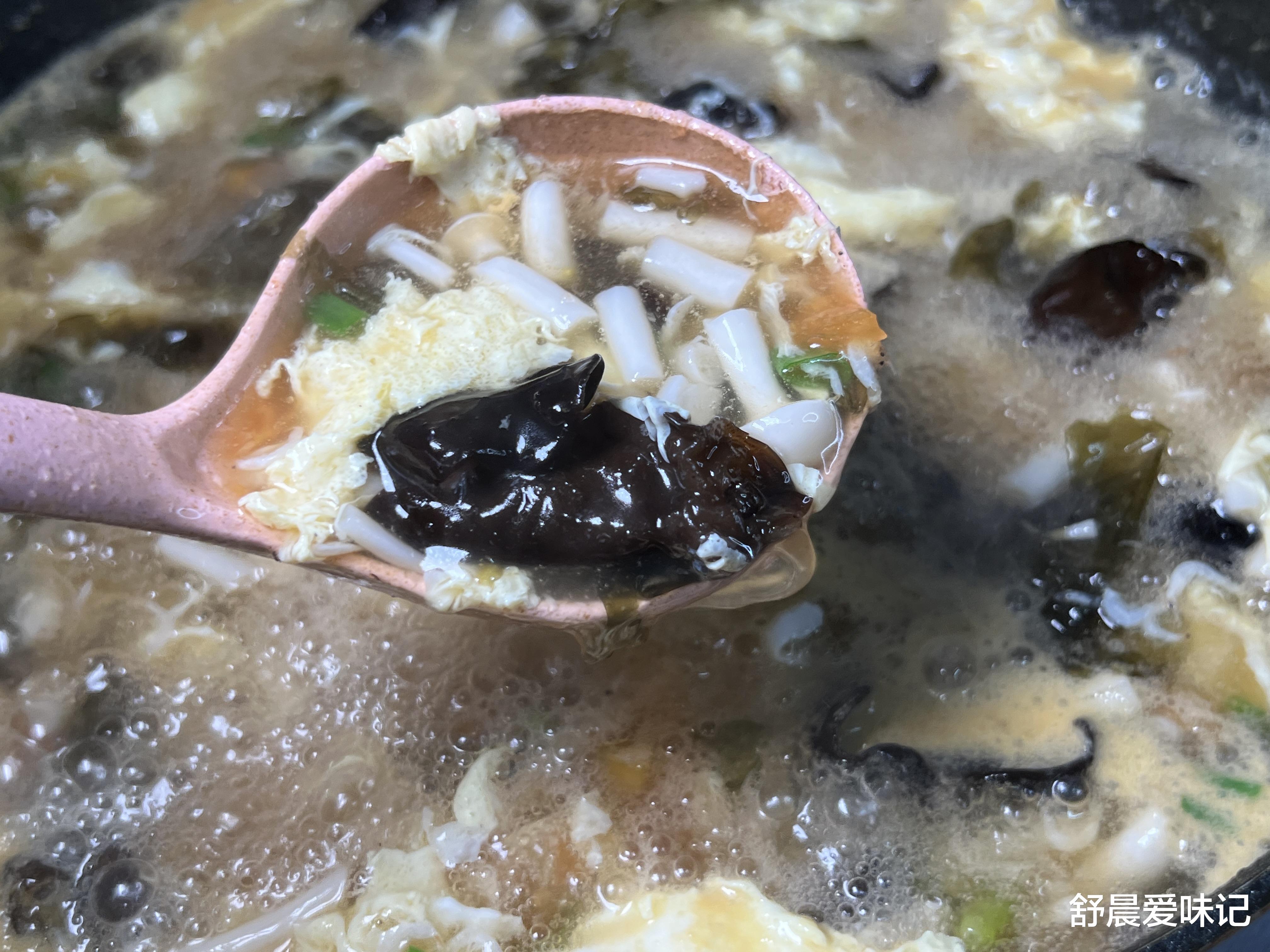 天冷了来一碗热气腾腾的海鲜菇鸡蛋汤，汤浓料足，喝了暖心又暖胃