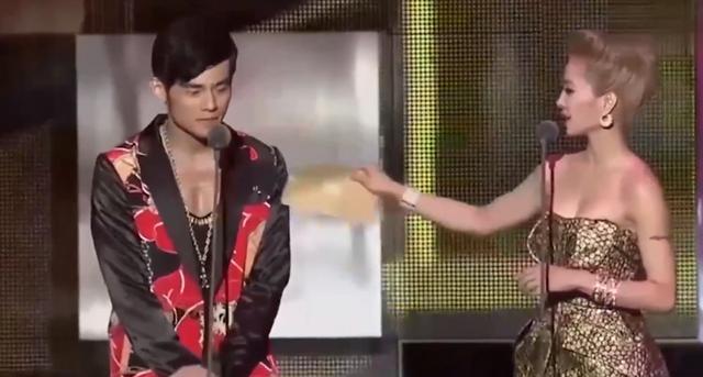 邓超|死对头、前任同台怎么办？张韶涵范玮琪能躲则躲，邓超一脸尬笑