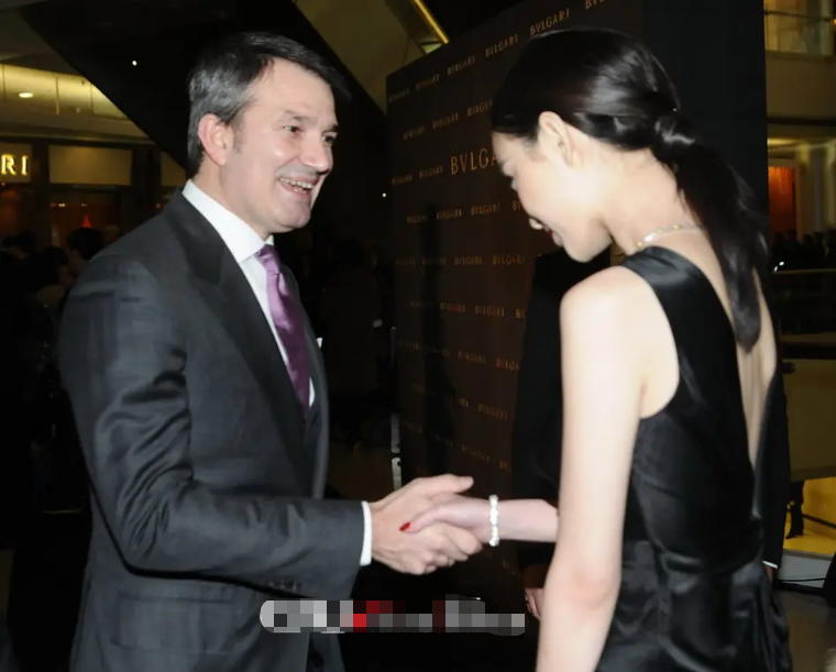 银行|上海富婆招聘男司机，月收入10万还管吃管住，4条要求有人满足吗