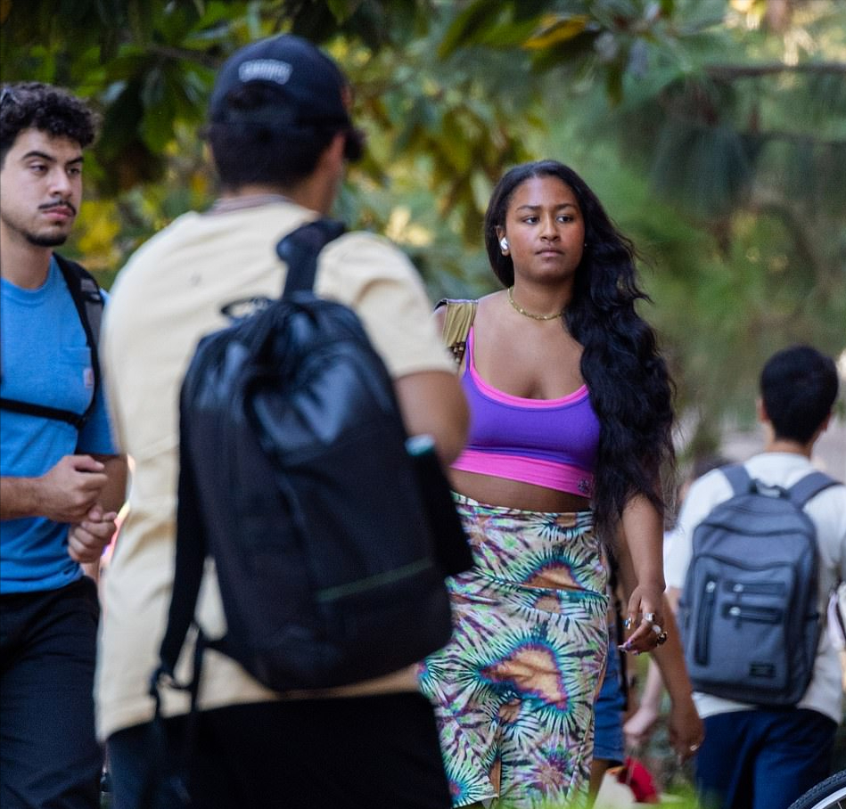 米歇尔·奥巴马|奥巴马小千金出街穿得好辣眼！身材壮实还秀肚腩，太成熟不像21岁