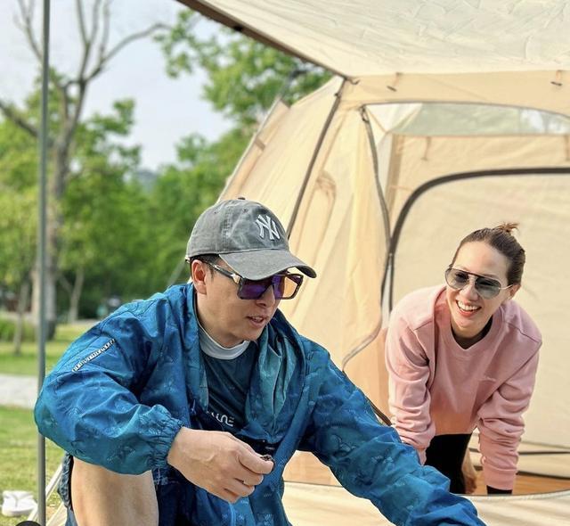 甄子丹|甄子丹夫妇现身绍兴街头,苍蝇小馆吃豆腐包,临走有意合照晒招牌