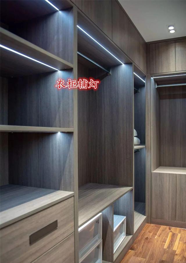 定制衣柜，安装辅灯要再加几百块，想省钱提前个心眼，配件要自配