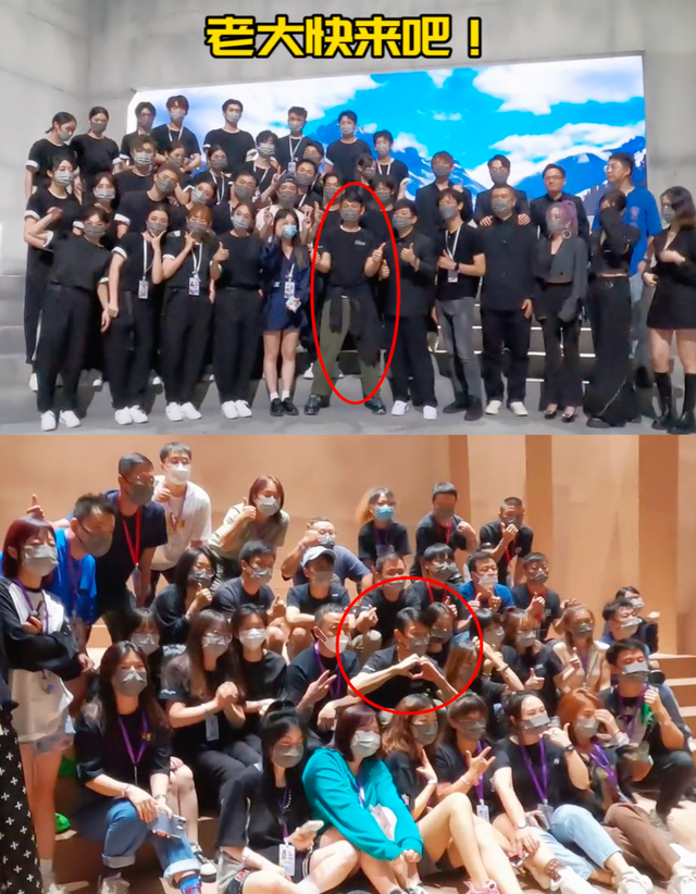 刘德华|刘德华双腿跪地与团队合影,打扮简朴对镜头卖萌