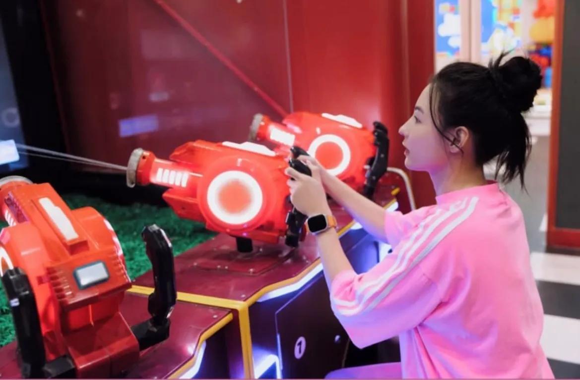 张柏芝|张柏芝为小儿子庆生，4岁小王子和妈妈互动有爱，俩哥哥太宠弟弟