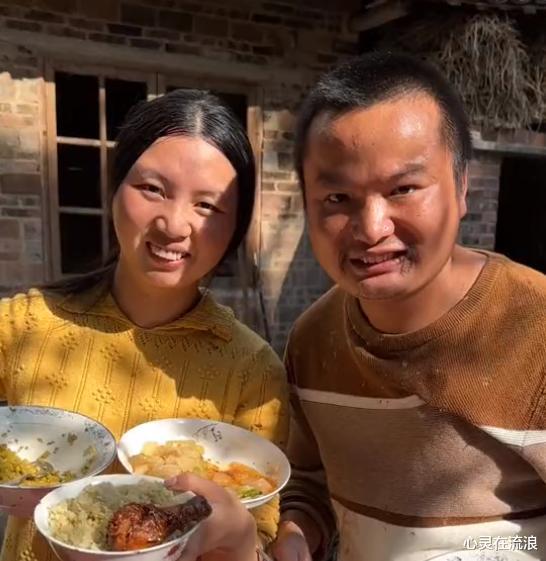 吕中|牛爱芳晒一家四口合照，小儿子眼神呆滞不会看镜头，对声音没反应