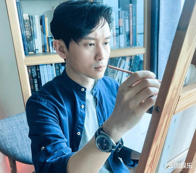 余安安|周润发前妻为干儿子庆生，脸贴脸显亲密，在背后扶持对方事业多年