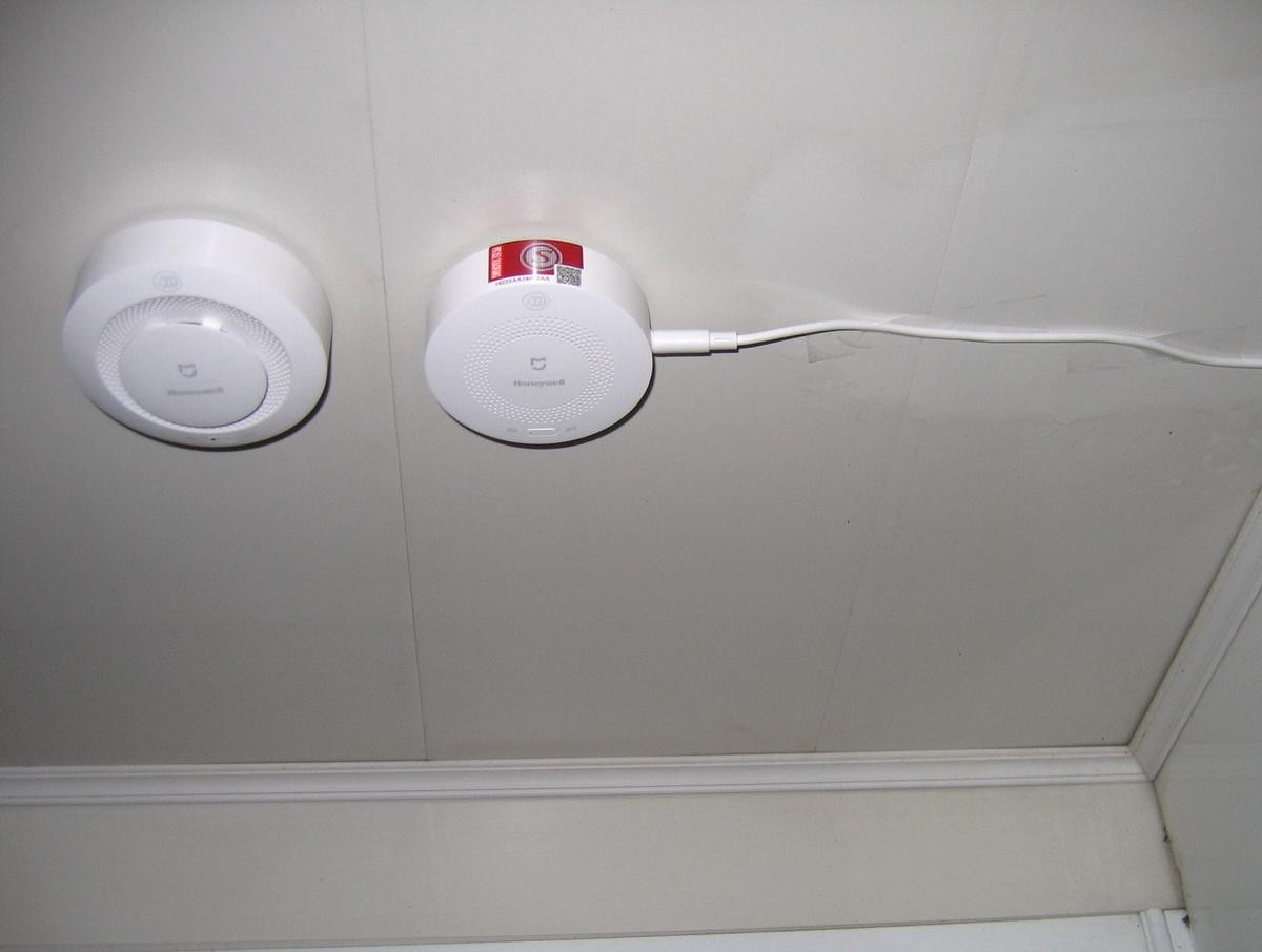 厨房燃气管裸露在外面，太难看了？装修时这样包住，很有颜值