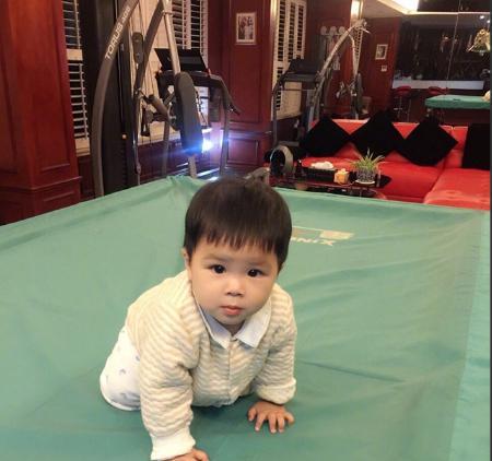 参观黄圣依住的豪宅,客厅沙发都是红木雕纹的,装修相当霸气