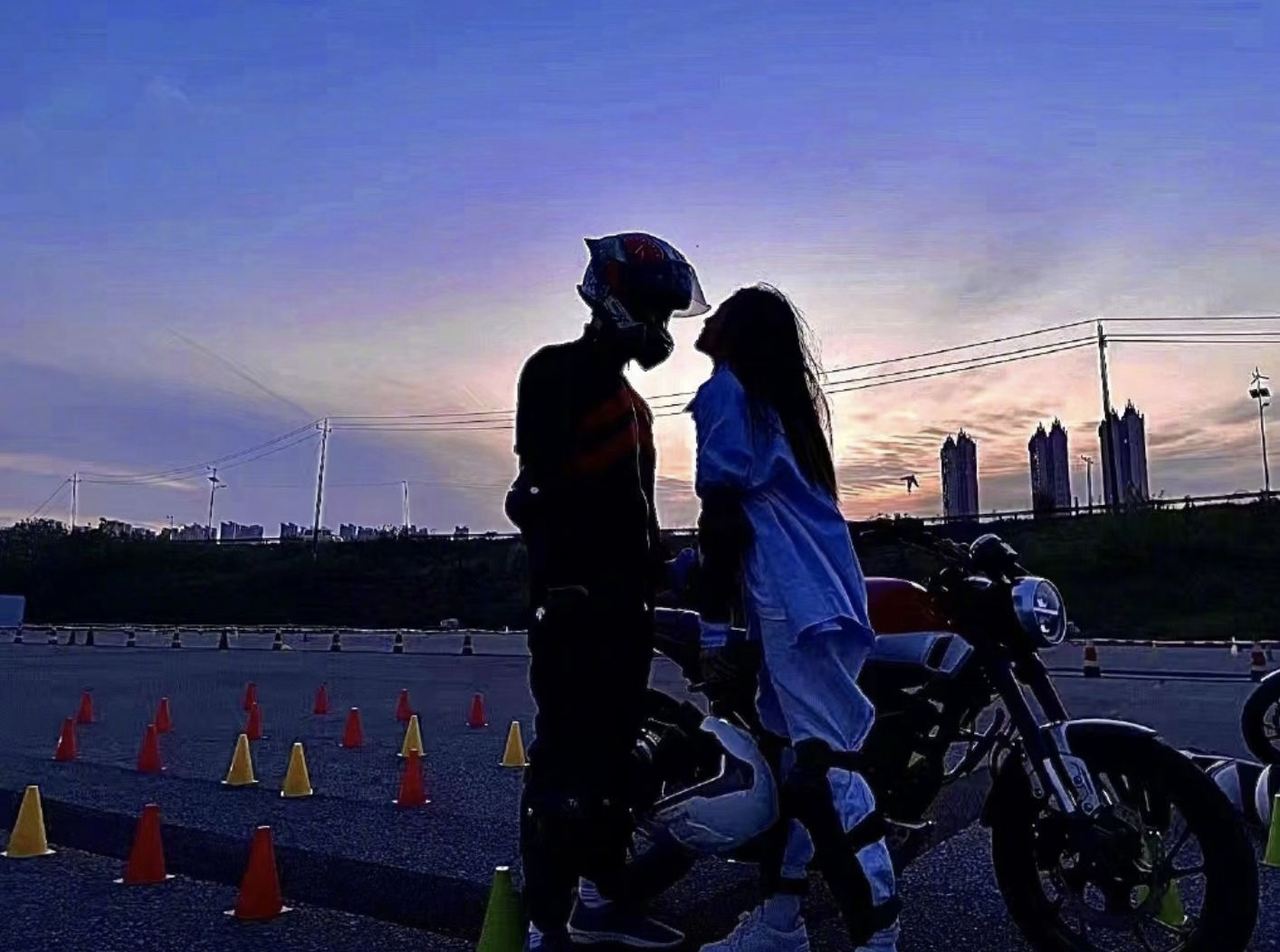 杜海涛|杜海涛零点为沈梦辰庆生,晒夫妻浪漫合影,海涛减肥效果显著瘦成型男