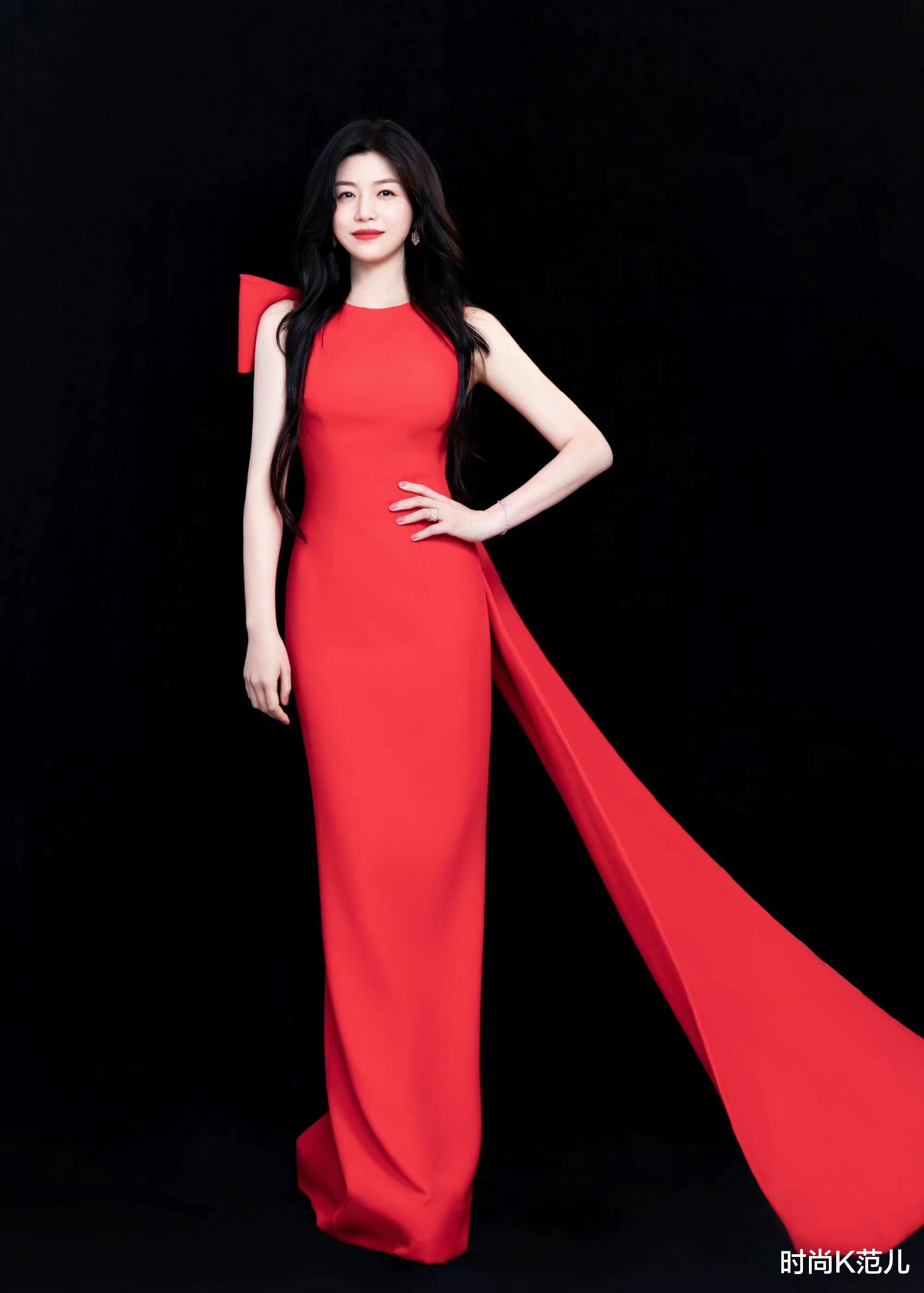 陈妍希|39岁陈妍希不低调了，一袭中国红长裙登台献唱，气质很出众！