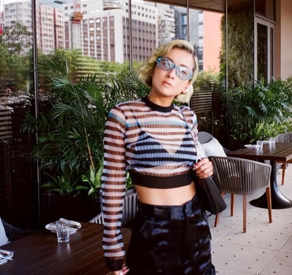 徐濠萦|陈奕迅妻子晒出近照，带女儿出游去山间，两人摘野菜不怕脏