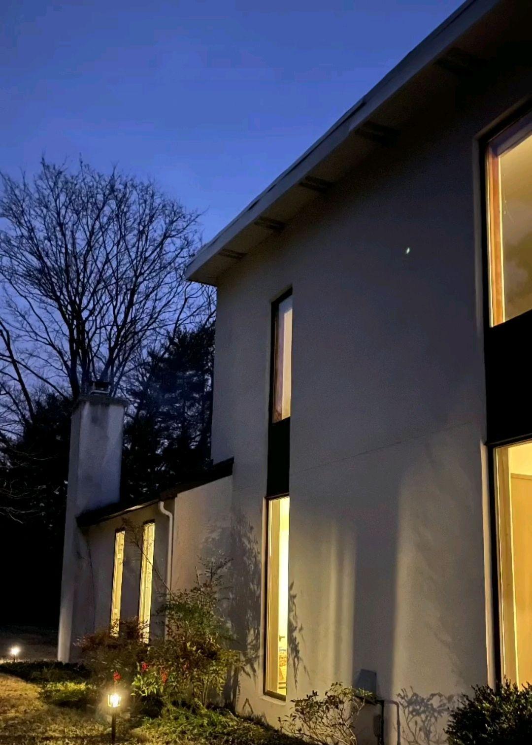 王祖贤|53岁丁海峰疑似定居美国!晒采集柴火视频,意外曝光超大庄园住宅