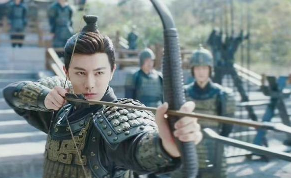 迪丽热巴|抱不起女星、拉不开弓、“白斩鸡”身材,圈里男演员到底有多虚?