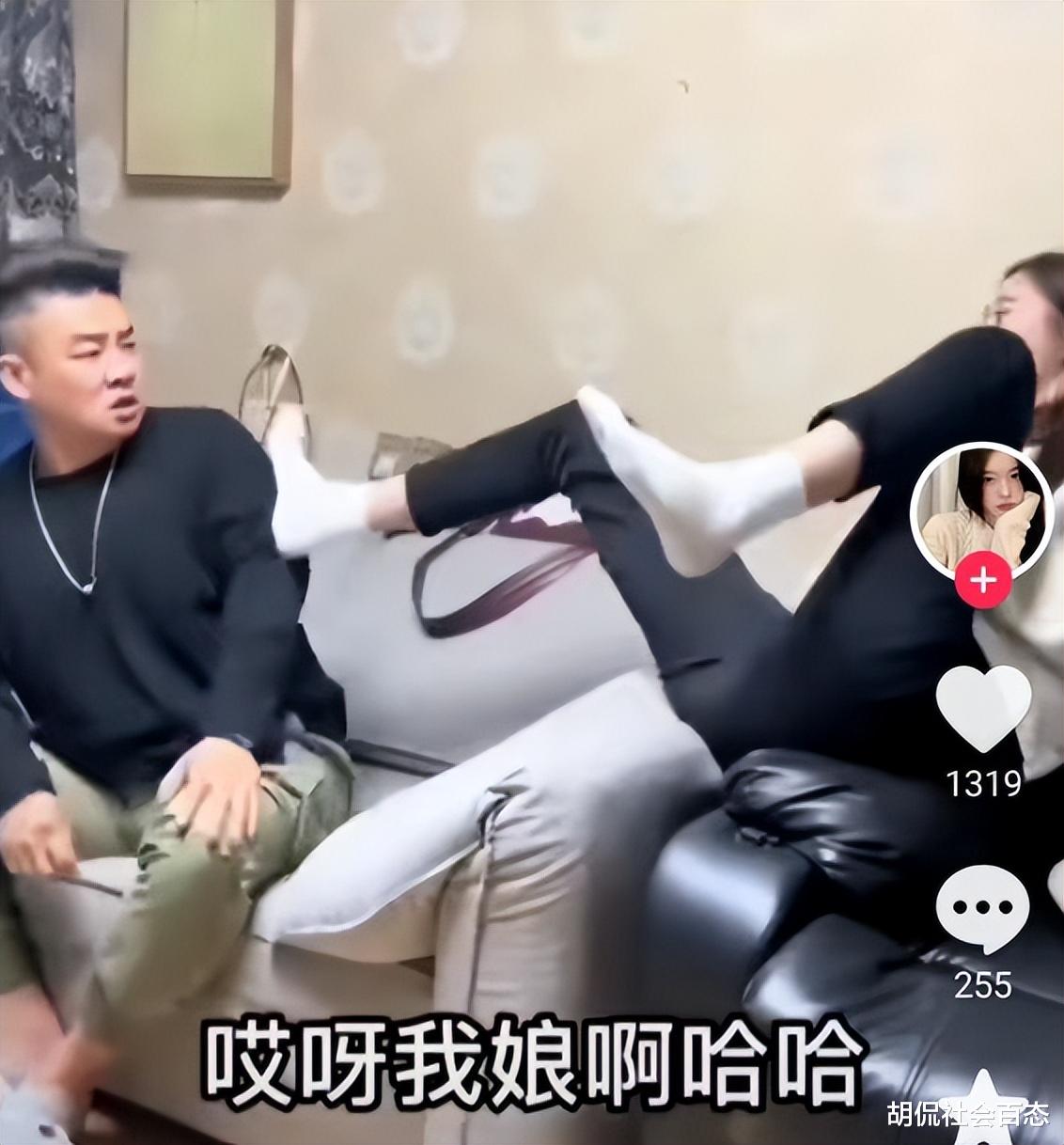 20岁女儿“恶搞”亲爹被暴打,网友看了视频后称,这个女儿真该打
