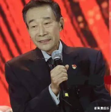 李雪健|68岁李雪健现身机场，不带助理装扮低调，身形消瘦看着好心疼