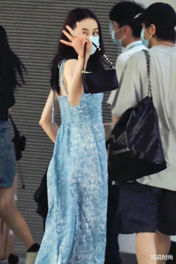 迪丽热巴|迪丽热巴温柔清新的穿搭有多美？一袭蓝色吊带裙，美到心坎里