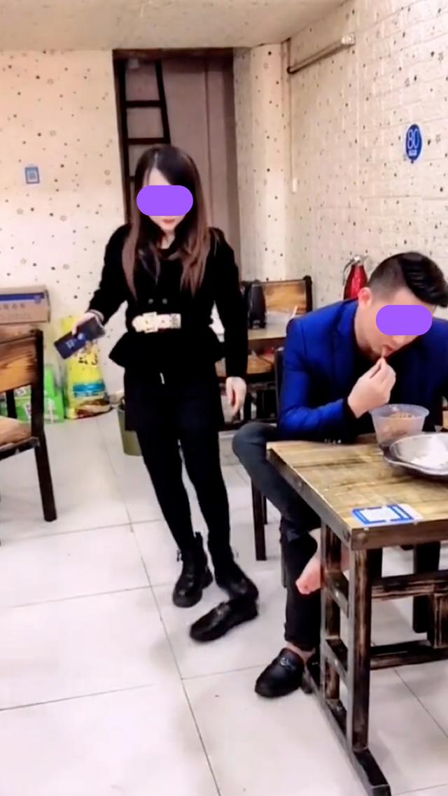 男子在餐厅内脱鞋,一女子看不惯他的行为,把他的鞋子踢到店外