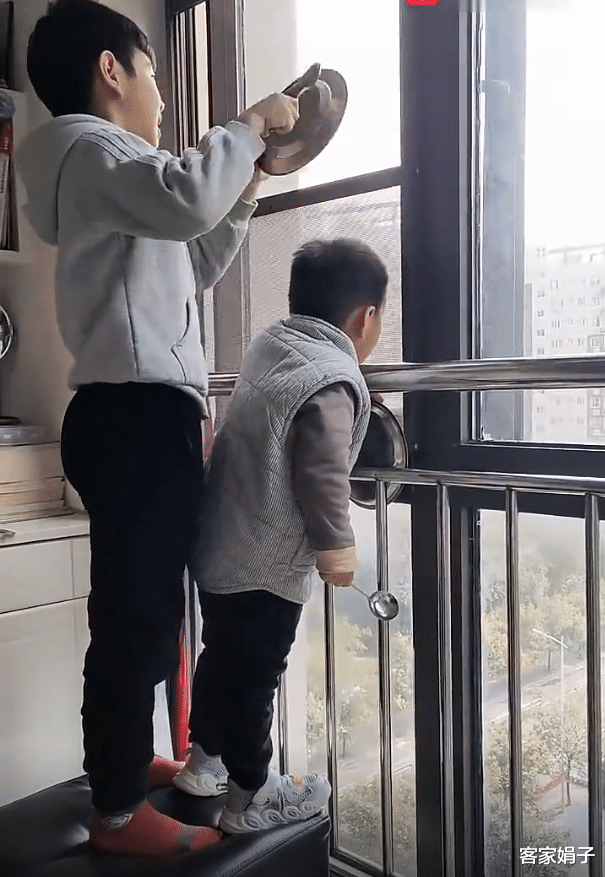 两小孩敲盆向窗外大喊:我要自由!网友纷纷流泪了