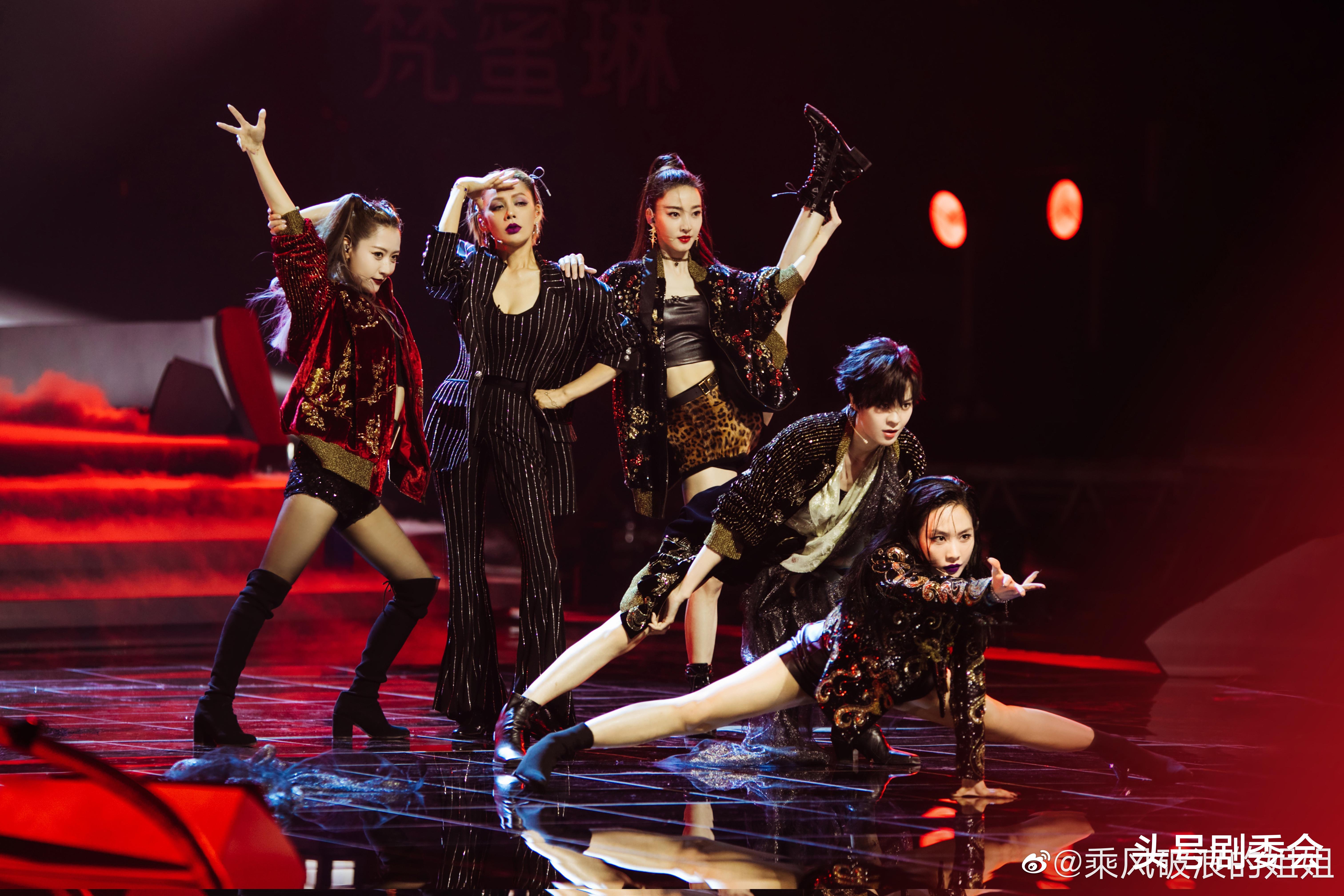 张小斐|《浪姐3》初舞台分组pk，徐冬冬、张小斐抱对大腿，这5人恐一轮游