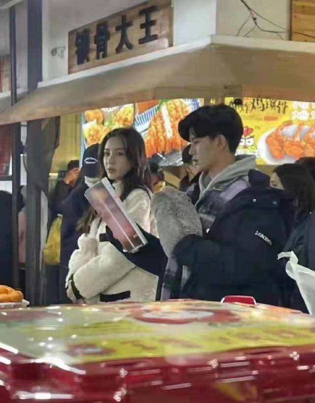 Angelababy|angelababy新剧路透，大冬天穿裙子，菜市场拍出大片氛围感