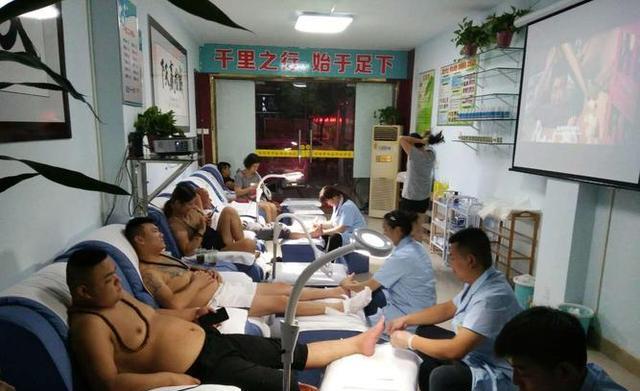 路边的一些采耳店里,也存在着“打擦边球”的服务?怎么回事?