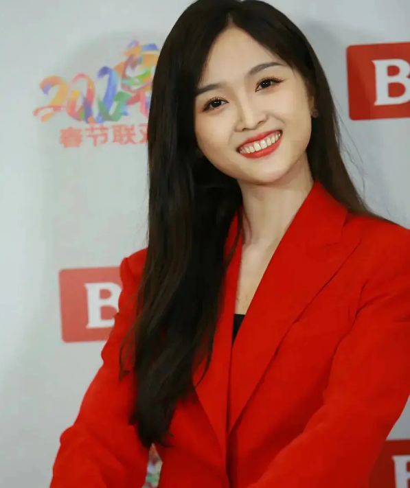 黑蟹|吴宣仪面部状态再惹争议？脸部发腮尖下巴抢镜，网友：像女企业家