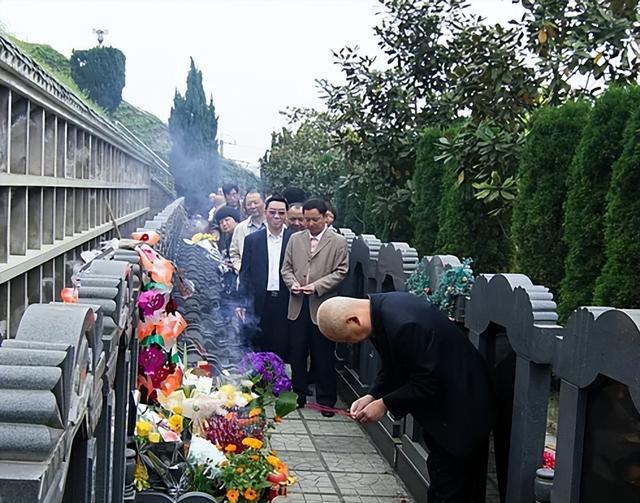 人死后为何不能触摸死者的脸?这并非迷信,而是有一定的科学道理