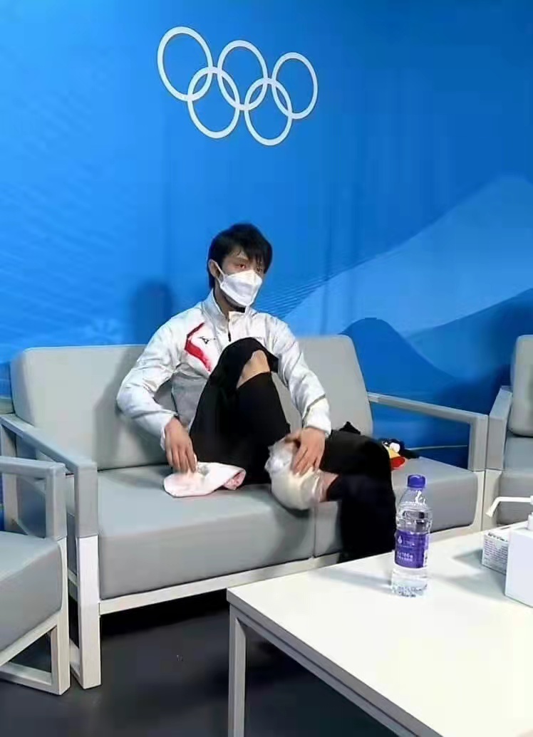 羽生结弦|羽生结弦今天3个瞬间：主动合影冰墩墩！右脚伤势严重！抚摸冰面