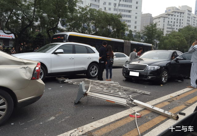 男子开车撞坏9米护栏,第二天公路管理部门来索赔:给1万5吧