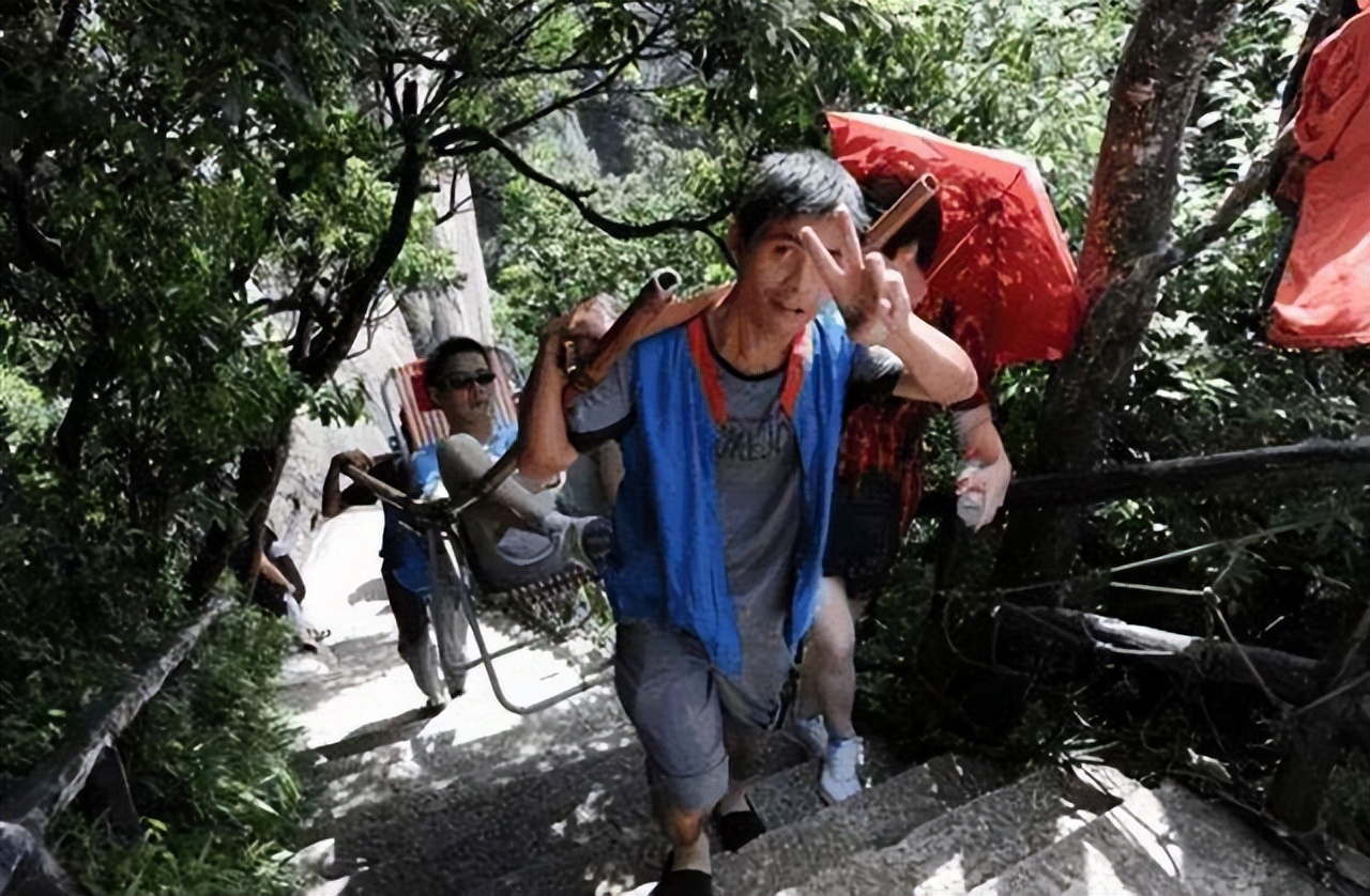 男子爬山时雇人抬轿子上山,花了3000块,网友:不贵