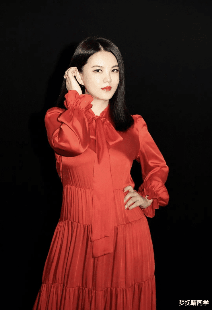 李湘|李湘瘦了下太惊艳，穿印花衬衫配半身裙高贵优雅，美出新高度