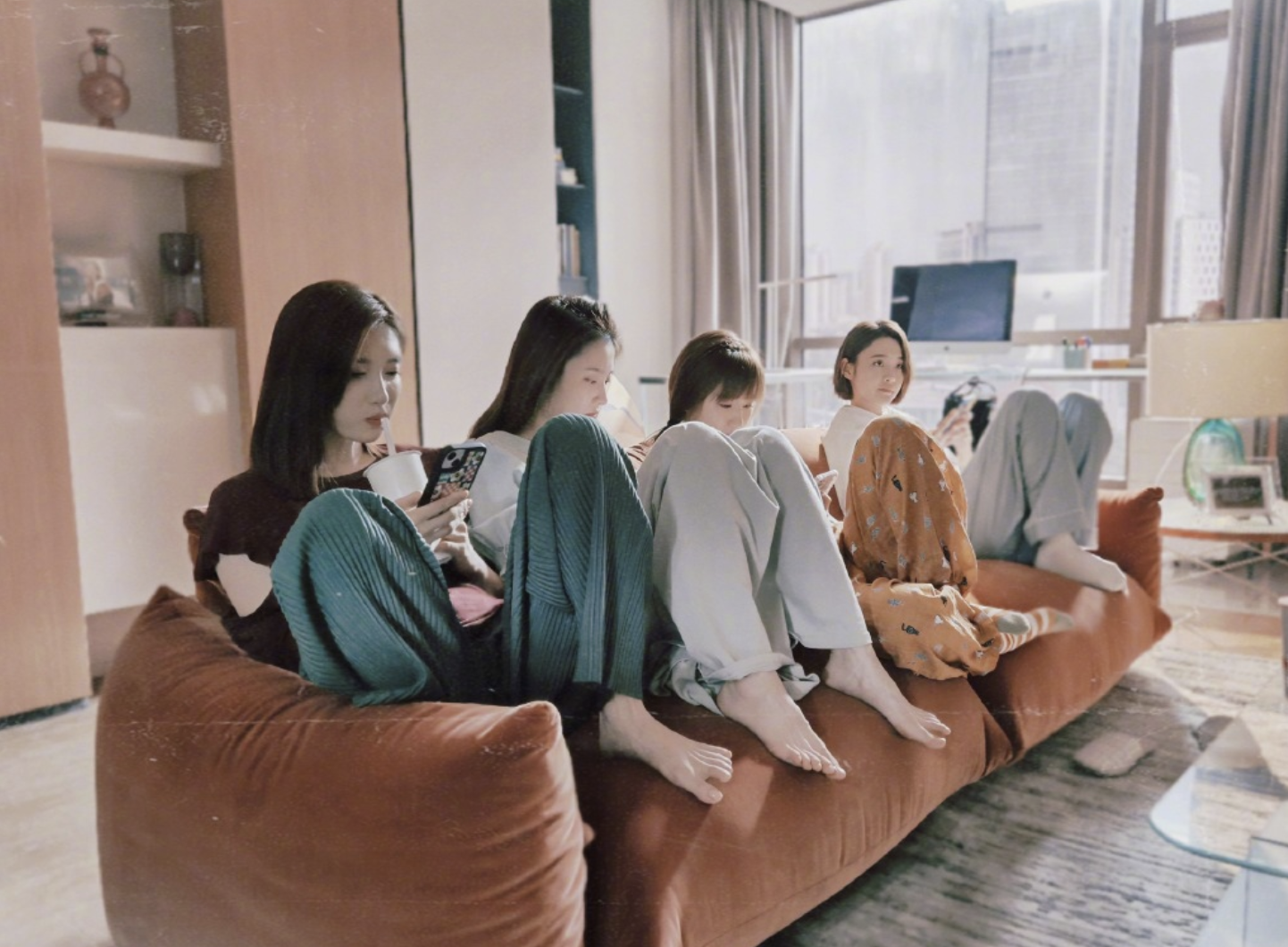 江疏影|江疏影晒《欢乐颂3》杀青照,拍摄历时7个月,新五美罕见亲密同框