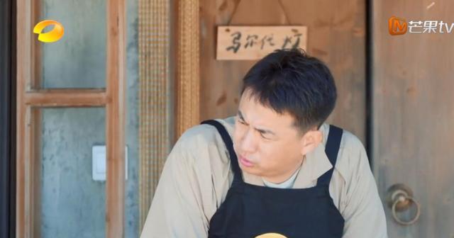 张艺兴|张艺兴醒来空腹喝冰水，导致肚子绞痛，何炅担心着急到飙长沙方言