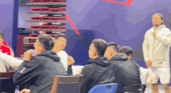 郭士强|?高诗岩发零食！费尔德疑似跳步违例，郭士强模仿，裁判不为所动