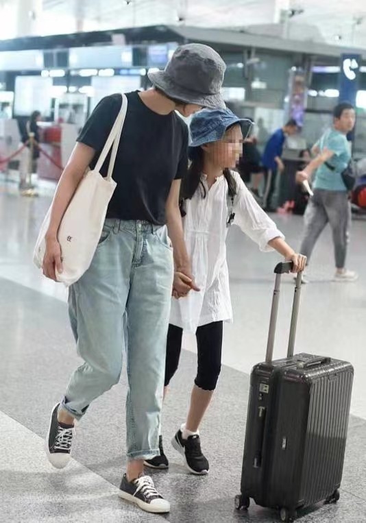 袁泉夏雨一家三口走机场,基础款看似无趣却高级,女儿长腿随妈