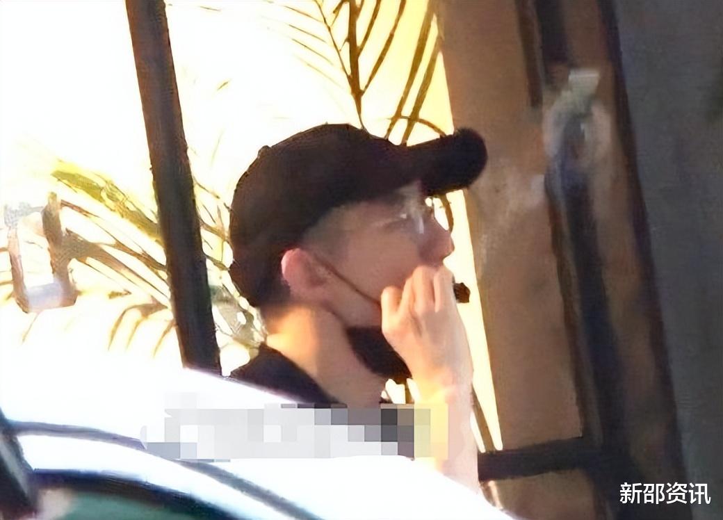 房祖名|39岁房祖名罕露面，开200万豪车违规乱停，坐路边抽雪茄表情享受