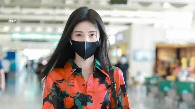 鞠婧祎|鞠婧祎很懂怎么显高，用“上繁下简”塑造复古风，看着就有女神范