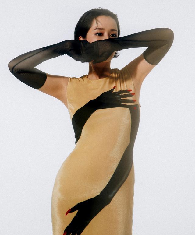 护肤 “国民媳妇”海清再登封面,烟熏妆全包眼线,演绎别样叛逆美感