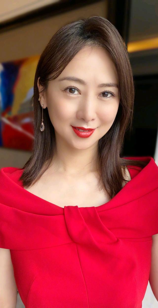 翁虹|美图分享|翁虹，年过半百却依然风韵不减！