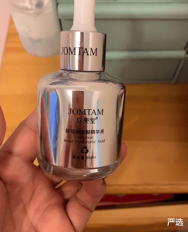 补水保湿 建议女性：涂抹精华液时，尽量避开这3个“误区”，不然用海蓝之谜也是浪费！