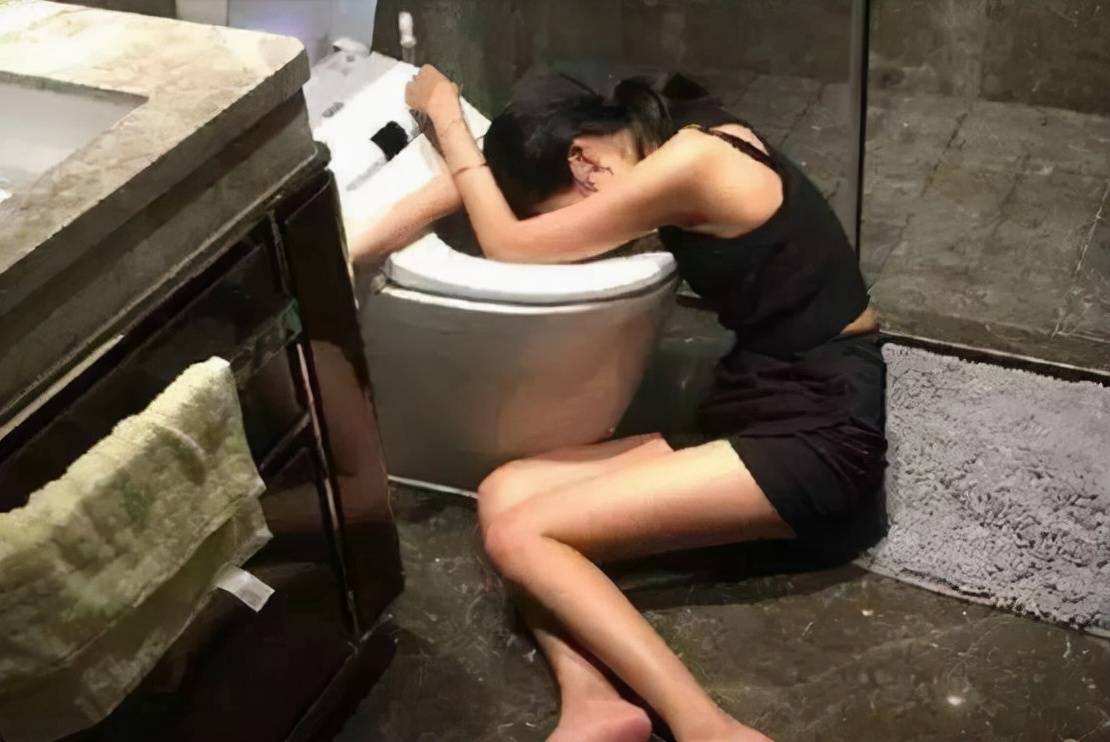 北京朝阳,女子马某在酒吧喝醉后,被男服务员带到厕所呕吐