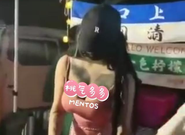 回顾:广西女子着装清凉摆夜摊,穿衣风格引热议,很多男子边喝边看