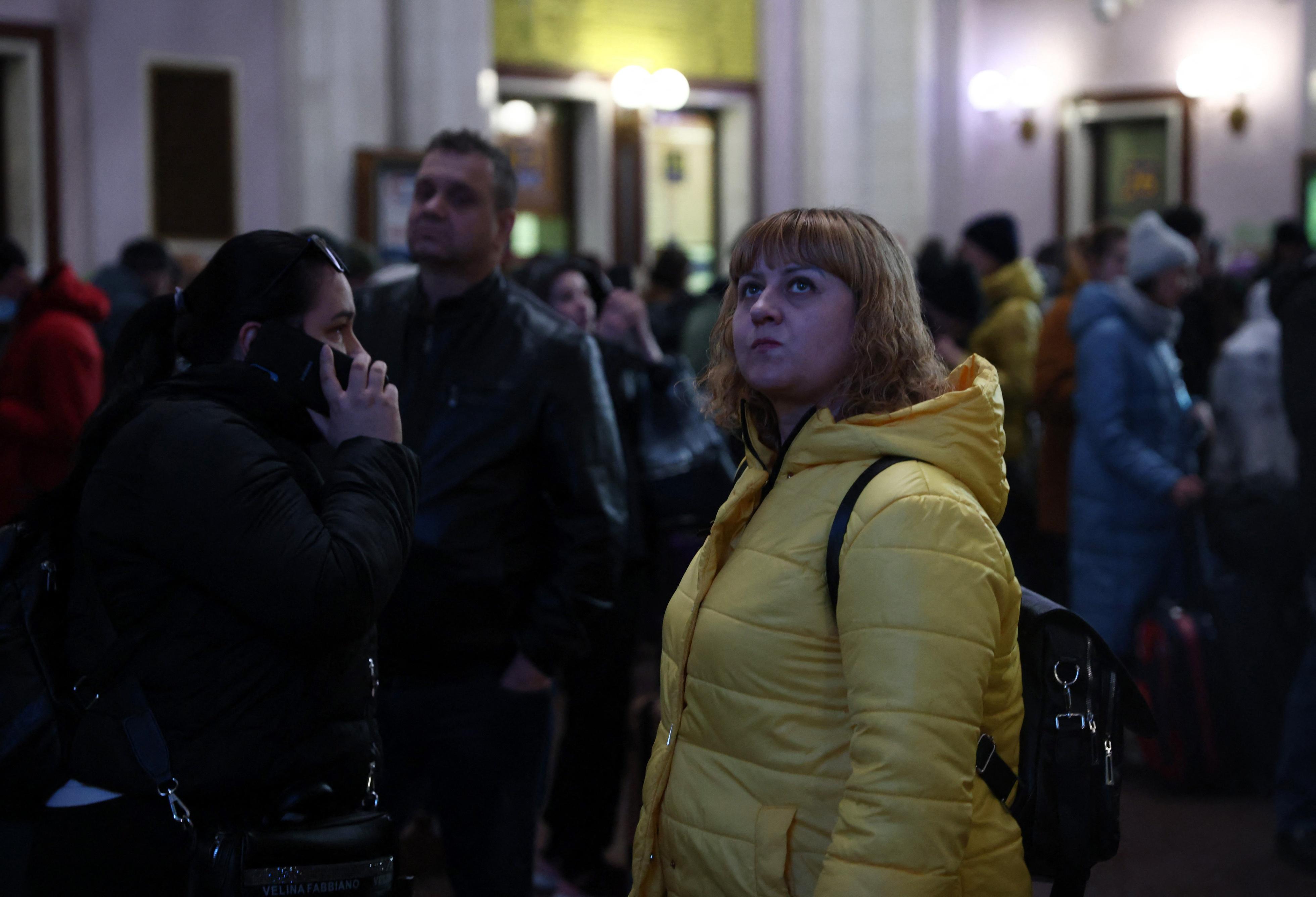 四百万乌克兰人返乡,有的人冒着风险装修新家,有的人抓紧结婚,只因“人生只有一次”