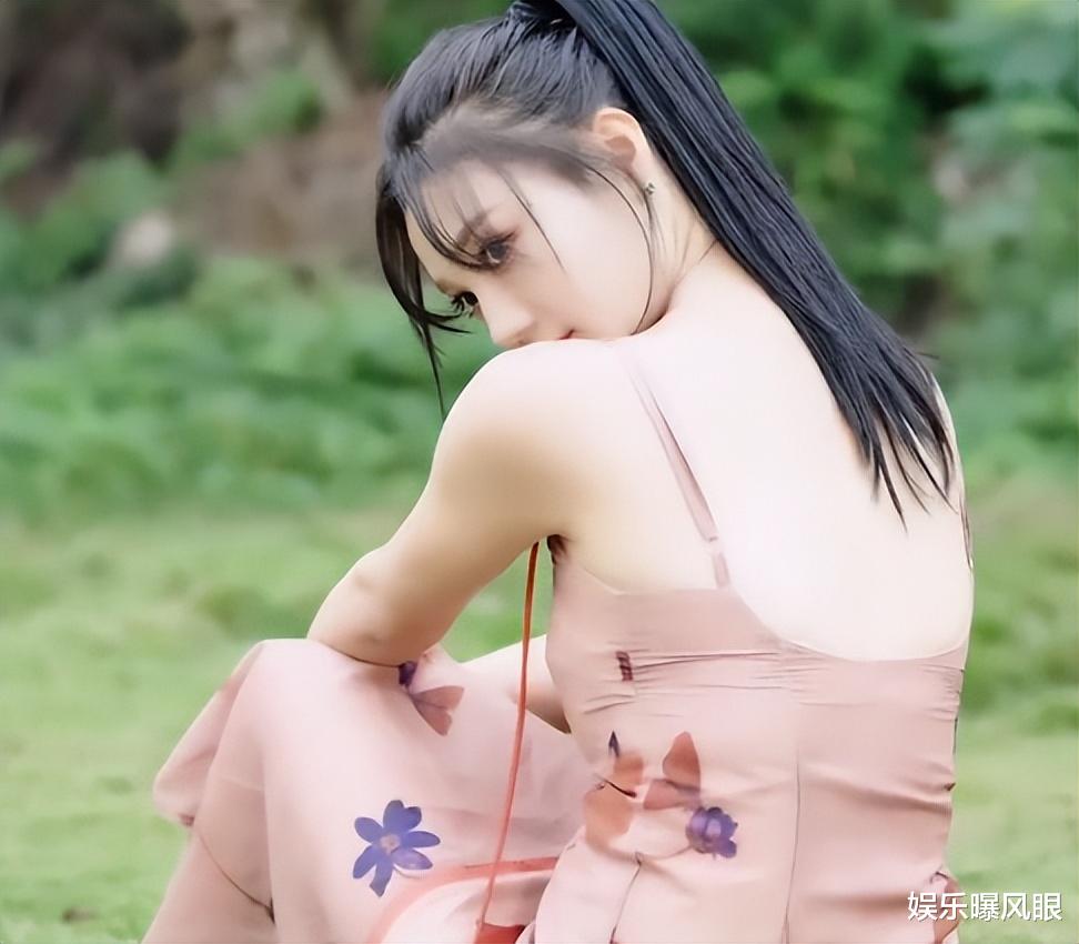 |网红唐小鱼穿高开叉裙,光脚上树被批没素质,网友:已拉黑