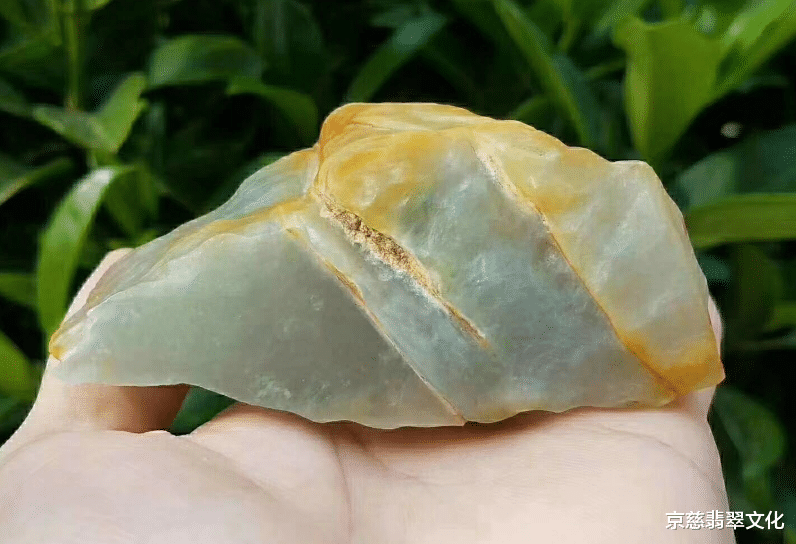 雕刻|你见过带皮雕刻的翡翠吗？美女5000买下的料子，雕琢之后竟让众人眼红