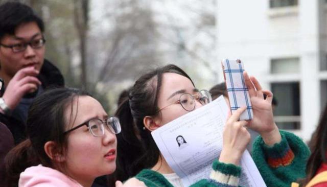 大学生|大学生迎来春天，这类学生有望“免试”成为公务员，别错过了！