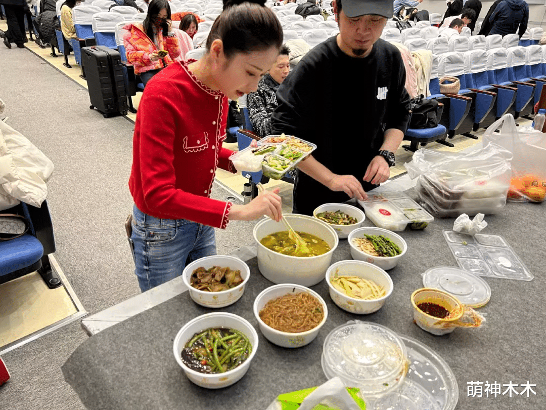 肖战|明星年夜饭来了！肖战下厨荤素搭配，关晓彤丰盛，颖儿晒春晚伙食