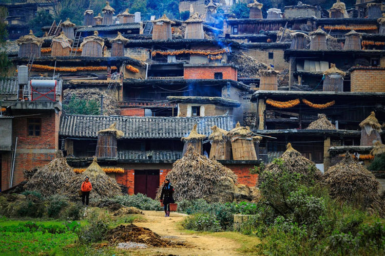 |中国最“怪”古村，1000多间房紧密相连，自家屋顶是邻居家的院子