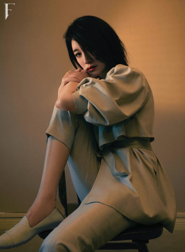 穿衣搭配 44岁李小冉久违拍大片!留短发甜美减龄,穿职场装霸气又不失气质